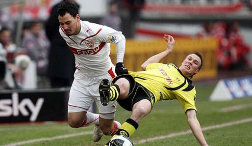 Dortmunds Kevin Großkreutz im Zweikampf mit Stuttgarts Timo Gebhart