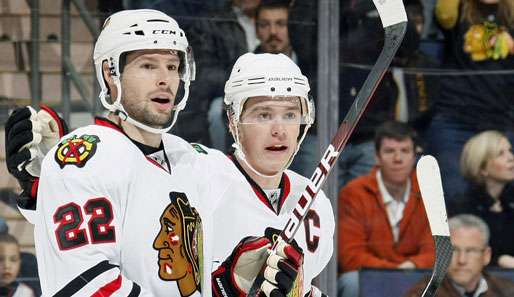 Troy Brouwer (l.) und Jonathan Toews feierten den Sieg der Chicago Blackhawks