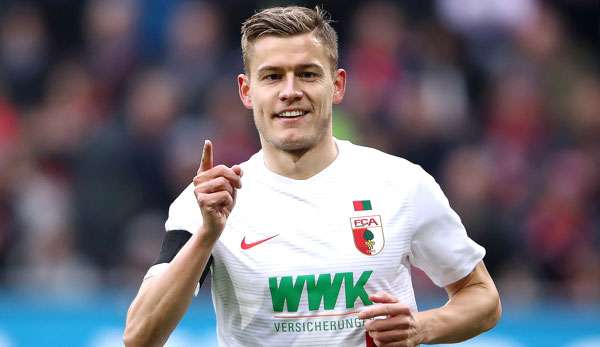 Alfred Finnbogason verlängert beim FC Augsburg.