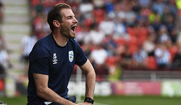 Der englische Zweitligist Huddersfield Town hat sich von seinem deutschen Teammanager Jan Siewert (36) getrennt.