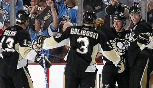 Gemeinsam mit Bill Guerin, Alex Goligoski und Jewgeni Malkin feiert Sidney Crosby (2.v.r.) sein Tor