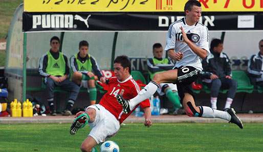 Denis Thomalla (r.) im Trikot der U-18-Nationalmannschaft. Zuletzt spielte er in der KSC-A-Jugend