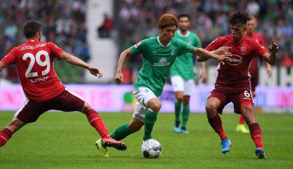 Yuya Osako im Duell gegen zwei Düsseldorfer.