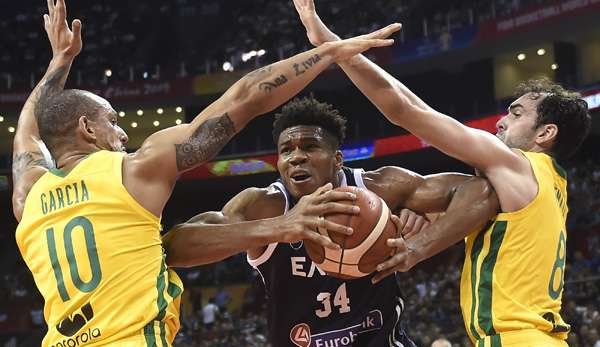 NBA-MVP Giannis Antetokounmpo (M.) verlor mit Griechenland gegen Brasilien.