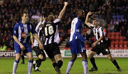 Stephen Hunt feiert seinen Treffer zum 1:0 im FA-Cup gegen Wigan Athletic