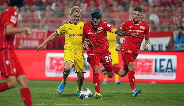 Julian Brandt im Zweikampf mit Union Berlins Christopher Trimmel.