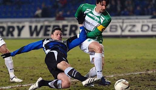 Bielefeld Giovanni Federico (l.) im Zweikampf mit dem Fürther Marino Biliskow