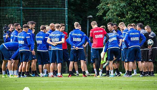 Letzte Anweisungen vor dem Spiel gegen den SV Sandhausen für die Spieler des Karlsruher SC.