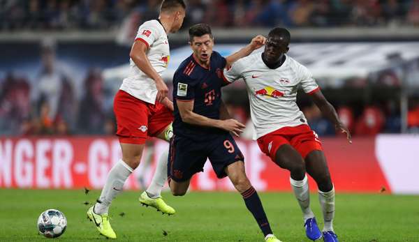 Robert Lewandowski wird von gleich zwei Verteidigern in die Zange genommen.