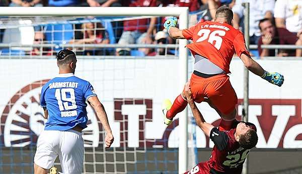 Kurios! In der 82. Minute räumt FCN-Keeper Christian Mathenia seinen Mitspieler Patrick Erras ab, sodass Serdar Dursun ins freie Tor einschieben kann.