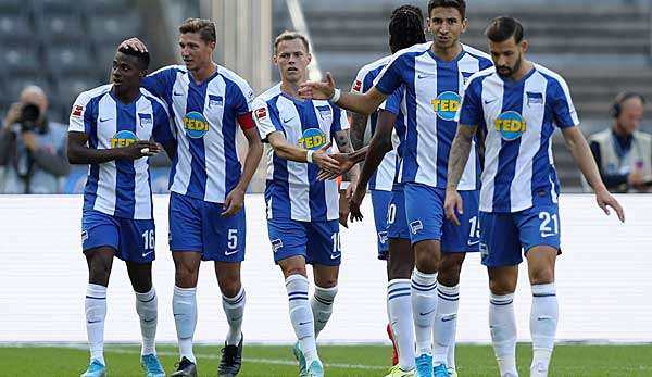 Erleichterte Gesichter: Die Spieler von Hertha BSC fuhren gegen den SC Paderborn den ersten Saisonsieg ein und gaben damit die Rote Laterne ab.