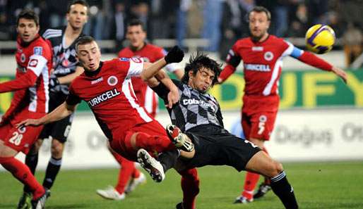 Viel Kampf im Inönü! Besiktas-Verteidiger Ibrahim Toraman (r.) gegen Genclers Aykut