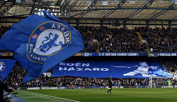 Fans des FC Chelsea stifteten unfreiwillig vor dem Top-Spiel der Premier League gegen den FC Liverpool mit einem großen Eden-Hazard-Banner Verwirrung.