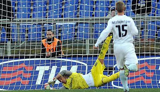 Thomas Hitzlsperger (r.) wurde bei der Pleite gegen Catania in der 65. Minute ausgewechselt