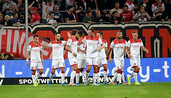 In der Bundesliga steht die Partie Fortuna Düsseldorf gegen den SC Freiburg an