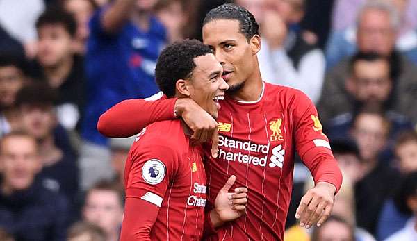 Trent Alexander-Arnold und Virgil van Dijk scherzen.
