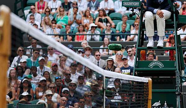 Wegen anzüglicher und unangemessener Aussagen während eines Spiels ist der italienische Tennis-Schiedsrichter Gianluca Moscarella von der ATP bis auf Weiteres suspendiert worden.