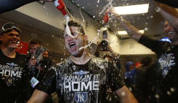 Rauschende Party nach dem Sieg: Yankees-Reliever Tommy Kahnle wird mit Bier übergossen.