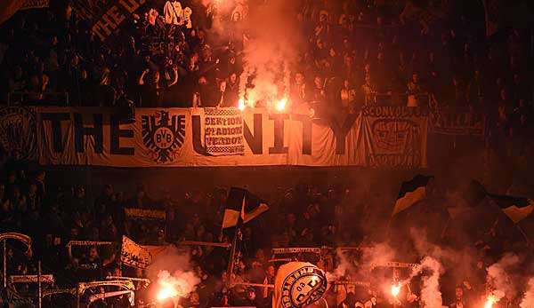 Keine gern gesehenen Bilder bei der UEFA: BVB-Fans zündeln vor dem Champions-League-Spiel der Dortmunder bei Slavia Prag.