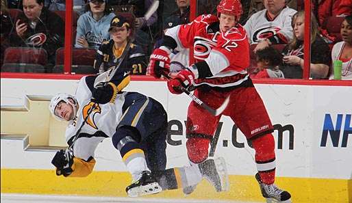 BUffalos Jochen Hecht (l.) wird von Carolinas Eric Staal aus dem Weg geräumt