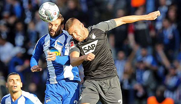 Marvin Plattenhardt (l.) und Pavel Kaderabek im Luftzweikampf.