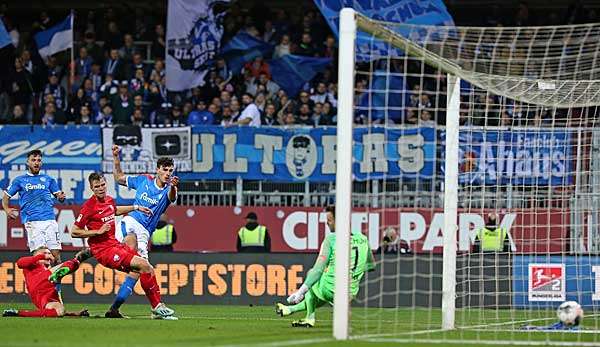 Schuss ins Glück: Janni Serra erzielt für Holstein Kiel gegen den VfL Bochum den Siegtreffer.