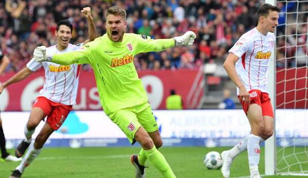 Alexander Meyer jubelt nach seinem Scorerpunkt für Jahn Regensburg gegen den 1. FC Nürnberg.