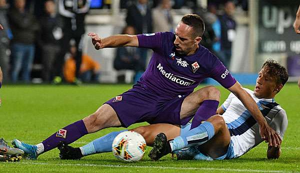 Franck Ribery droht eine lange Sperre in der Serie A. Videoaufnahmen zeigen, wie er nach der dramatischen 1:2-Niederlage mit dem AC Florenz gegen Lazio Rom zweimal einen Linienrichter schubste.