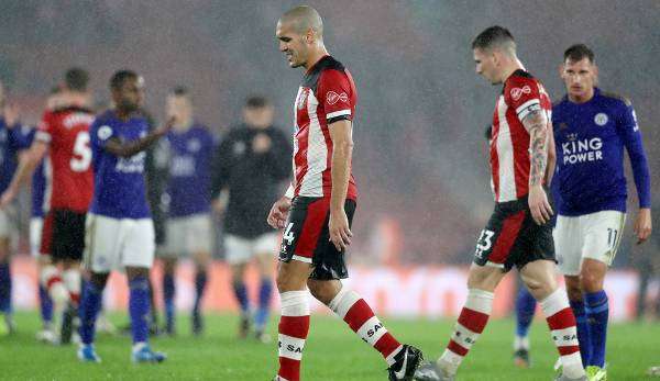 Wie begossene Pudel schlichen die Southampton-Profis nach dem 0:9 gegen Leicester vom Platz.