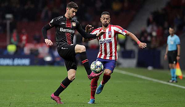 Lucas Alario im Zweikampf mit Atletico Madrids Renan Lodi.