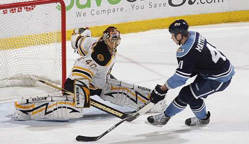 Der Finne Tuukka Rask (l.) war mit seinen Penalty-Saves Matchwinner für Boston
