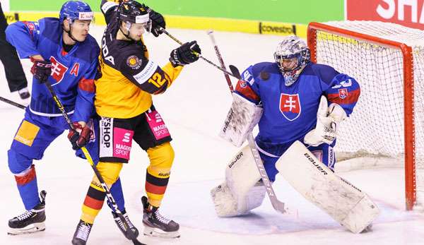 Nationalspieler Lucas Dumont vor dem Tor der Slowakei.