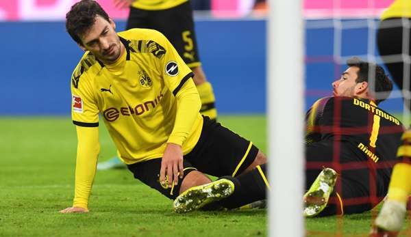 Mats Hummels und Torwart Roman Bürki sind konsterniert.