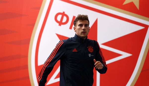 Leon Goretzka macht sich warm - im Hintergrund das Wappen von Roter Stern Belgrad.