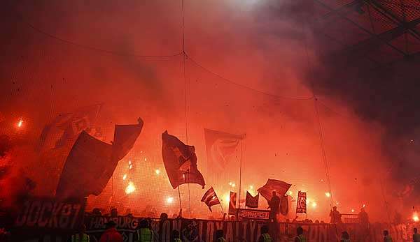 Teures Fanvergnügen: HSV-Anhänger zünden während des Hamburger Derbys Pyrotechnik.