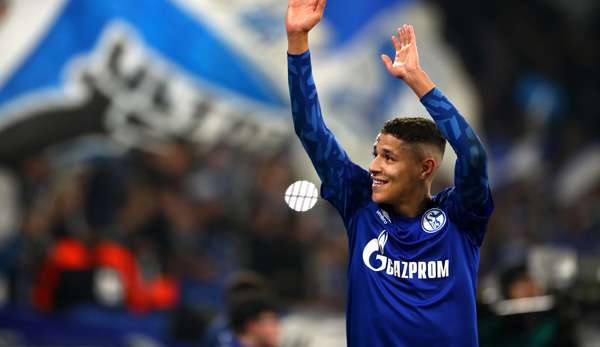 Amine Harit bedankt sich bei den Fans nach dem Sieg über Union Berlin.