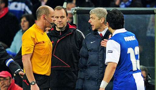 Arsene Wenger (2.v.r.) im lautstarken Disput mit Schiedsrichter Martin Hansson (l.)