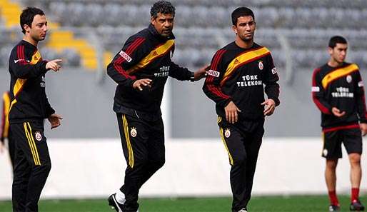 Voll im Prozess: Frank Rijkaard (M.) lässt bei Galatasaray keinen Stein auf dem anderen