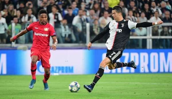 Das Hinspiel entschied Juventus Turin unter anderem durch ein Tor von Cristiano Ronaldo (r.) mit 3:0 für sich. 