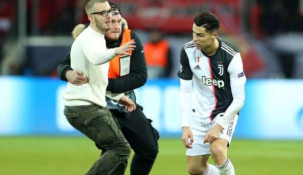 Spießrutenlauf für Cristiano Ronaldo: Immer wieder fanden in Leverkusen Fans des Portugiesen den Weg aufs Feld.