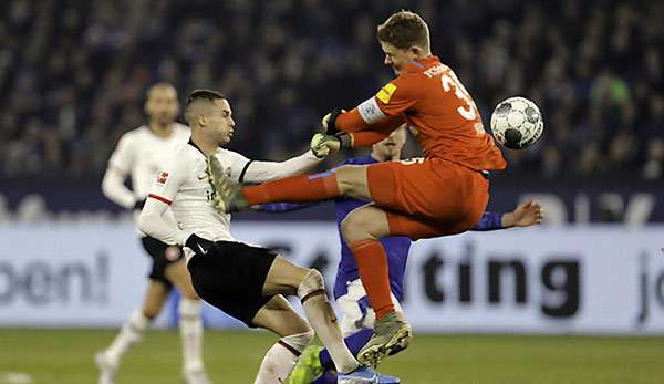 Alexander Nübel traf Gacinovic bei seinem Ausflug voll an der Brust.