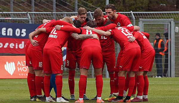 Die Spieler der Viktoria Köln schwören sich auf den Abstiegskampf ein.