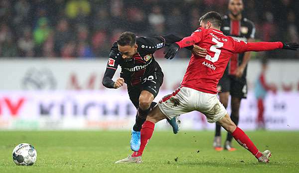 Karim Bellarabi im Zweikampf mit dem Mainzer Aaron.