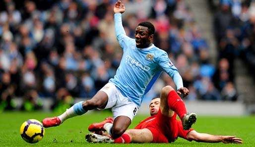 Liverpools Javier Mascherano mit einer Grätsche gegen Shaun Wright-Phillips