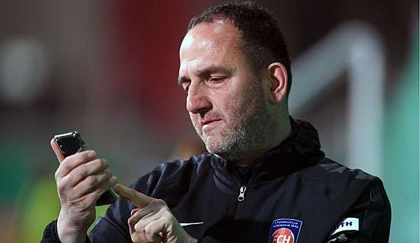 Frank Schmidt, der Trainer des 1. FC Heidenheim, weiß wo er alle Spiele der zweiten Bundesliga live verfolgen kann.