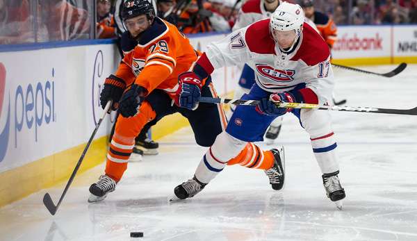 Leon Draisaitl (l.) im Duell um den Puck mit Brett Kulak von den Canadiens.