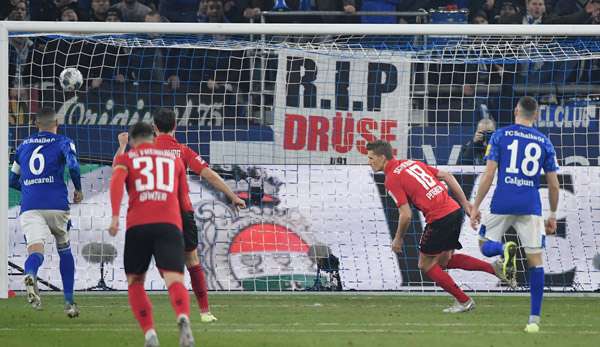 Gegen Schalke 04 verwandelte Nils Petersen einen Elfmeter - sein 83. Tor für Freiburg.