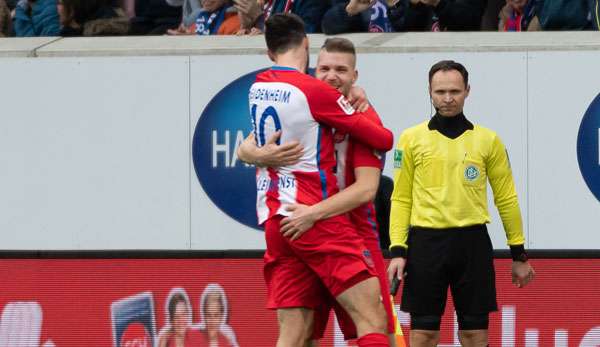 Heidenheims Torschütze Robert Leipertz feiert Teamkollege Tim Kleindienst.