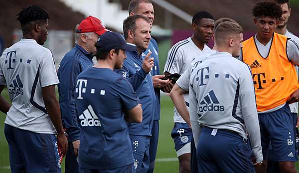 Der FC Bayern und Hansi Flick sind auf der Suche nach einem Rechtsverteidiger.