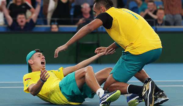 Alex de Minaur (l.) und Nick Kyrgios feiern ihren hart erkämpften Sieg im Doppel